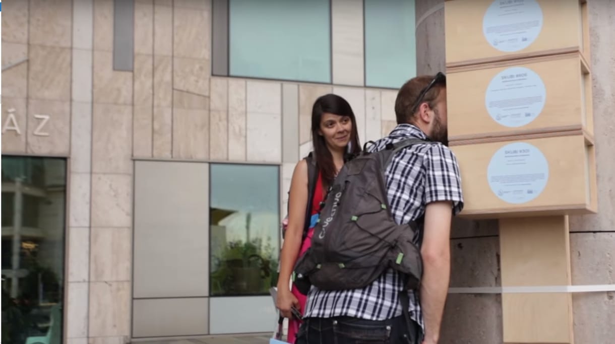 Rejtélyes dobozok tűntek fel ismét Budapesten, mindenki bátran beléjük nézhet 
