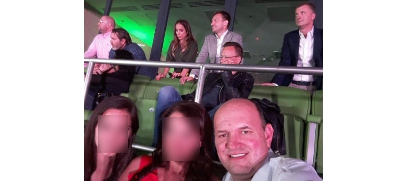 Szelfizz Rogánnal: így élvezték a miniszterek Robbie Williams koncertjét
