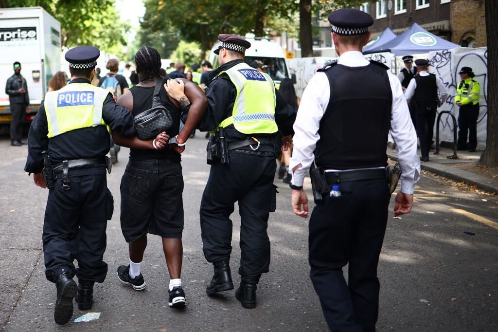 Nyolc embert megkéseltek, 334-et pedig letartóztattak London legnagyobb utcai karneválján