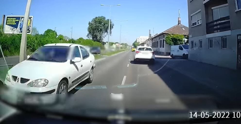 Videó: Kőbányán hozta a frászt a többi autósra egy sofőr, aki szemben hajtott a forgalommal
