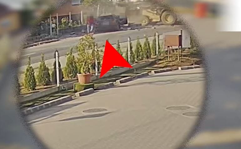 Kiskorú utasát ültette a volán mögé egy ittas férfi miután nekihajtott egy kerítésnek