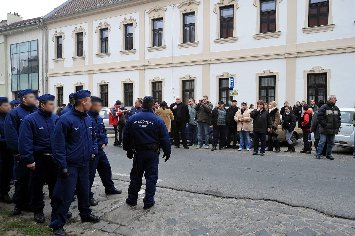 Vizsgálódik a rendőrség: mi történt az esztergomi fideszes ablakánál?