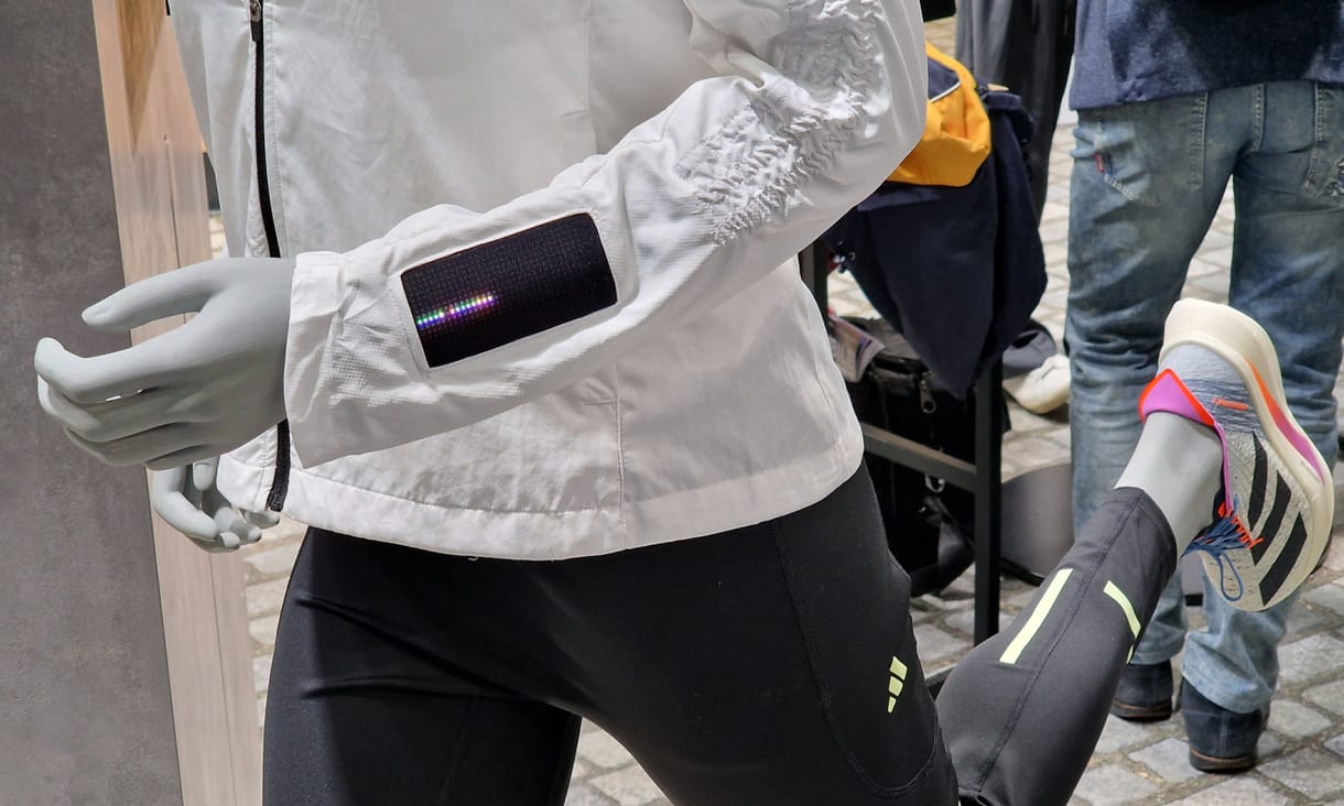 Megnéztük az Adidas érintőkijelzős és 5G-s okos-futókabátját