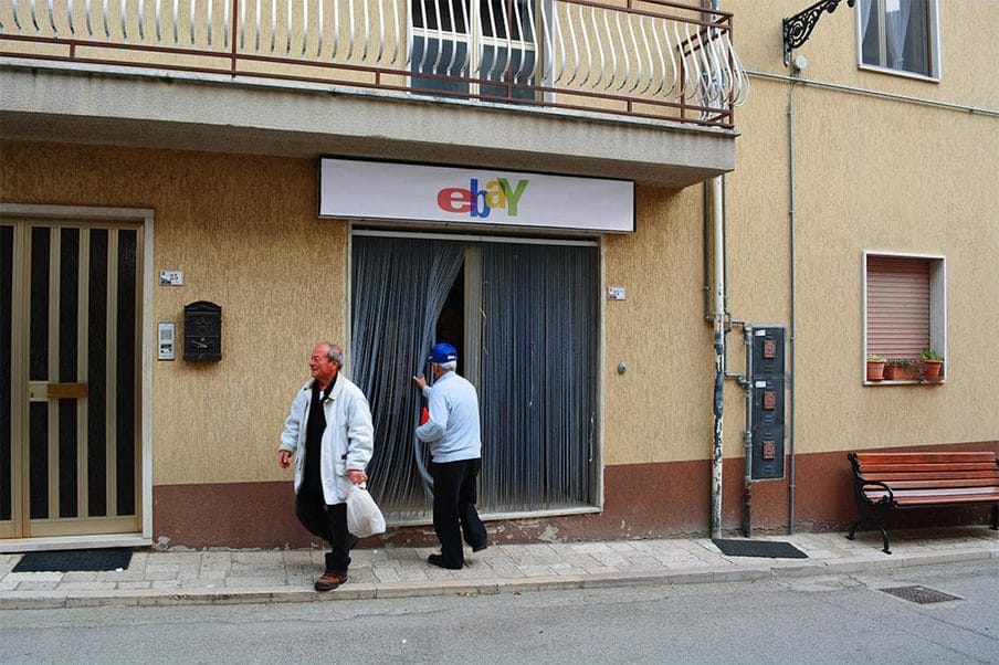 Oda akarunk menni: egy 400 fős kis faluban mindent felcímkéztek úgy, mintha ők lennének az internet