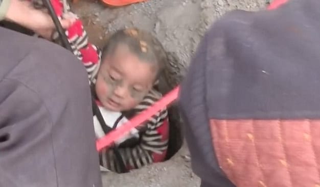 Videó: Ha ma még nem rágta le a körmét! 90 méter mély aknából mentettek ki egy kisfiút