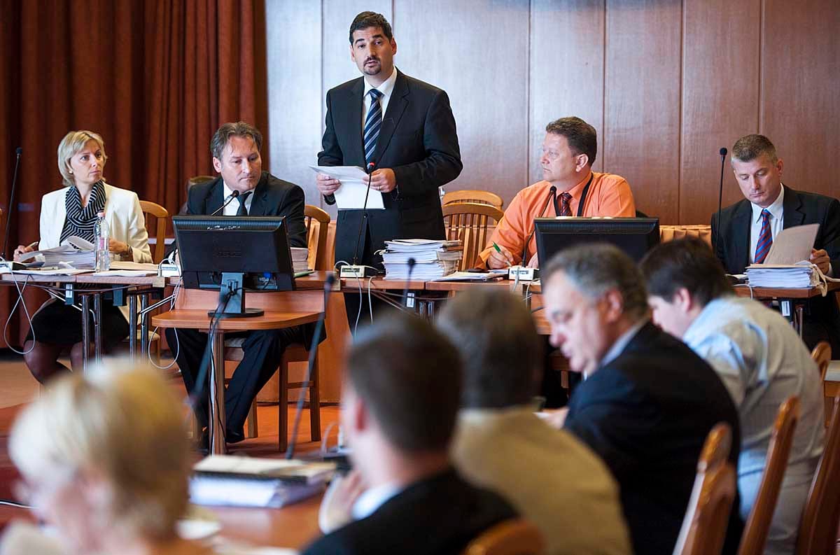 Papcsák lemondott bizalmi embere a kéményseprőkhöz ment