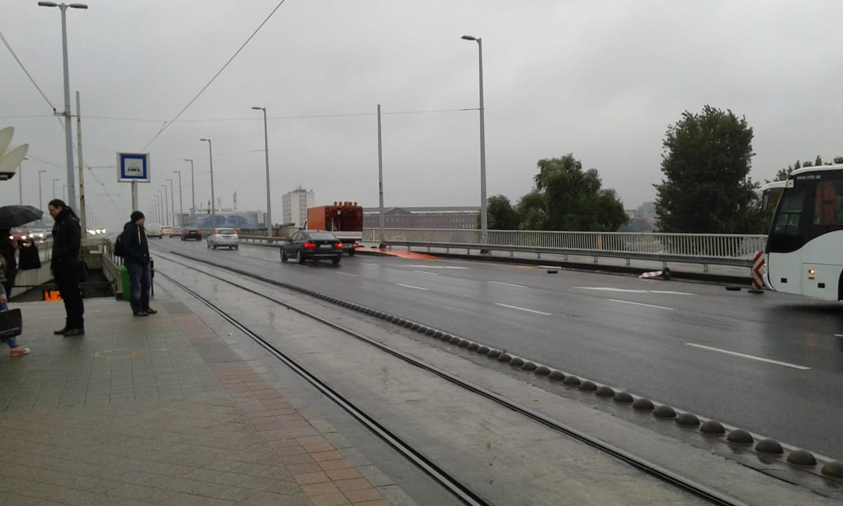 Hatalmas dugó van a Petőfi hídon