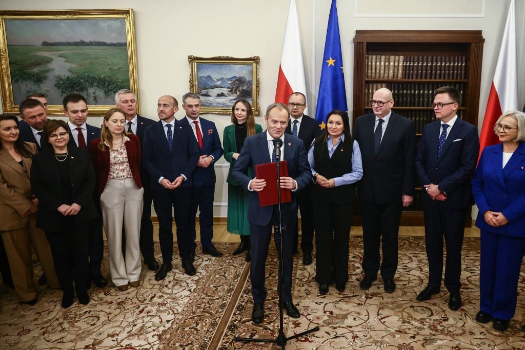 Politikai aknák robbannak az új lengyel kormány lába alatt