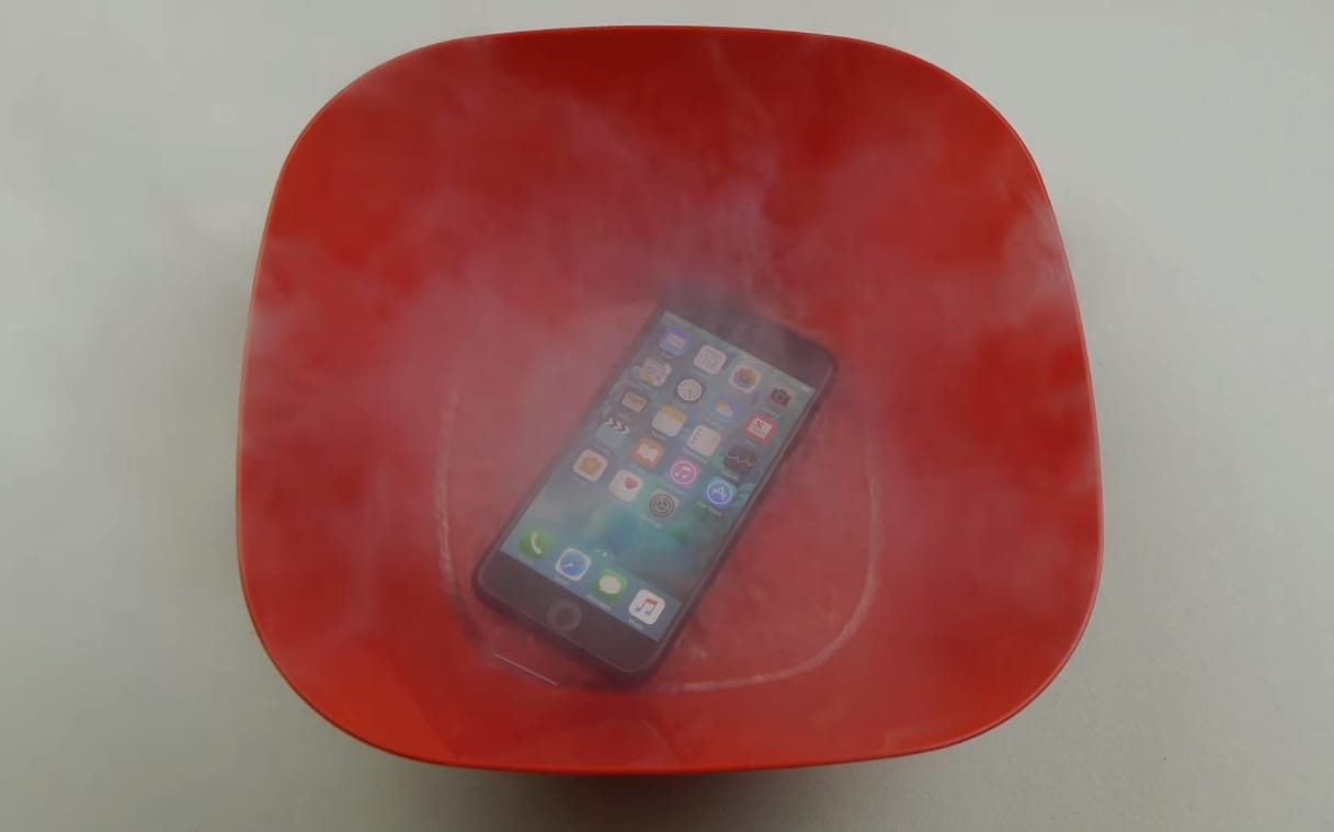 -196 fokos folyékon nitrogénbe tettek egy iPhone 7-et, és nem is lett olyan rossz vége – videó