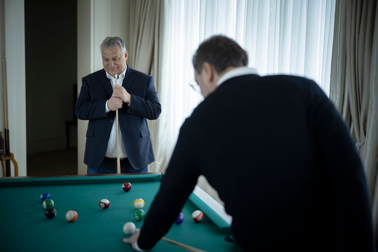 Találjon valakit, aki úgy néz önre, mint Orbán Viktor a biliárdozó Vucic elnökre!