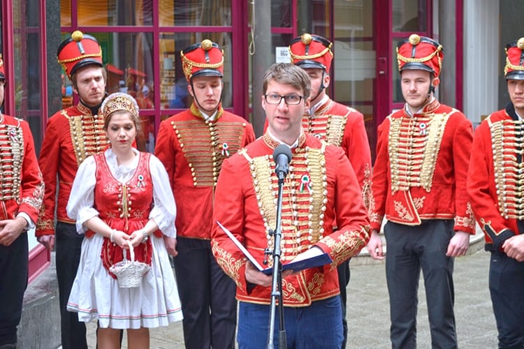 Nézegessen huszáregyenruhás fidelitasosokat!