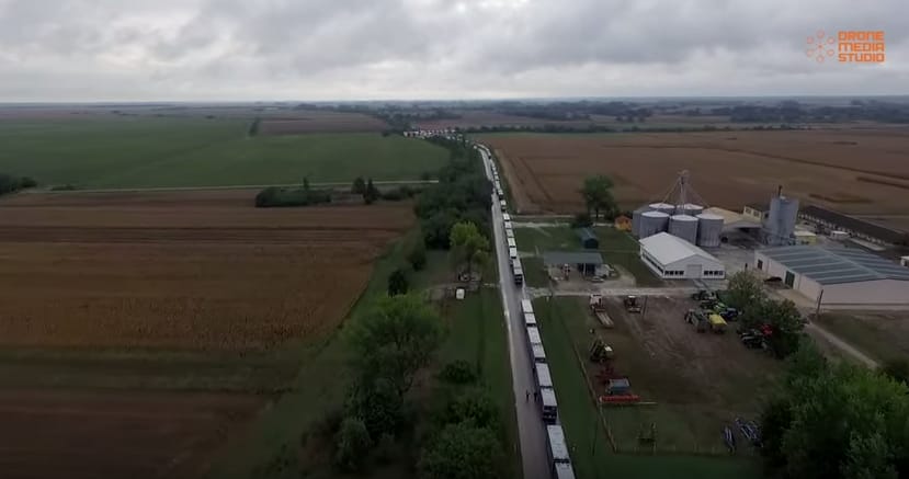 Drónvideó: Gépen szálltak fölébe a horvát határon épülő kerítésnek