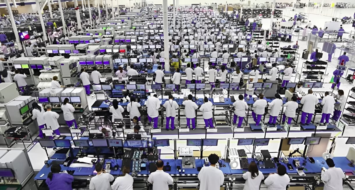 Nem balhéznak, nem kérnek több pénzt: az Apple állítólag gépekre cseréltetné az iPhone-összeszerelő munkások felét
