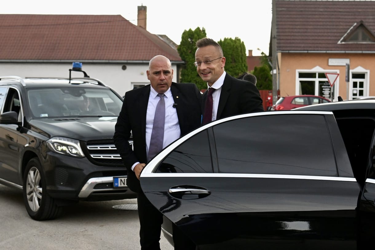 Megnéztük a Monaco–Balatonkenese–Baku-tengelyen pörgő Szijjártót, és meghallgattuk a legjobb poénjait