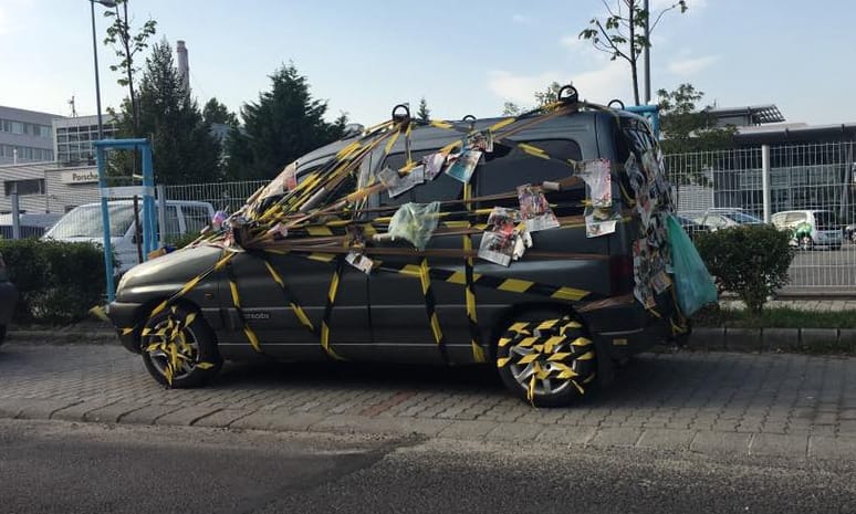 A nap fotója: alaposan elcsúfították ezt a budapesti parkoló autót