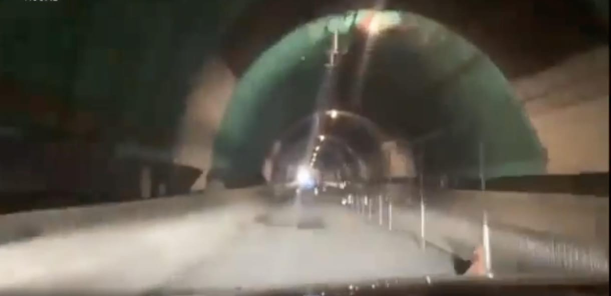 Videón, ahogy az első autó végigmegy az újjáépített genovai hídon