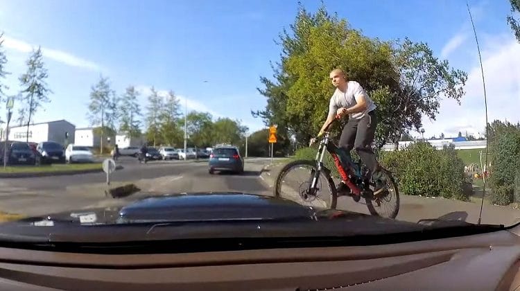 Videó: a bokorból ugrott ki a bringás, egyenest a motoháztetőre