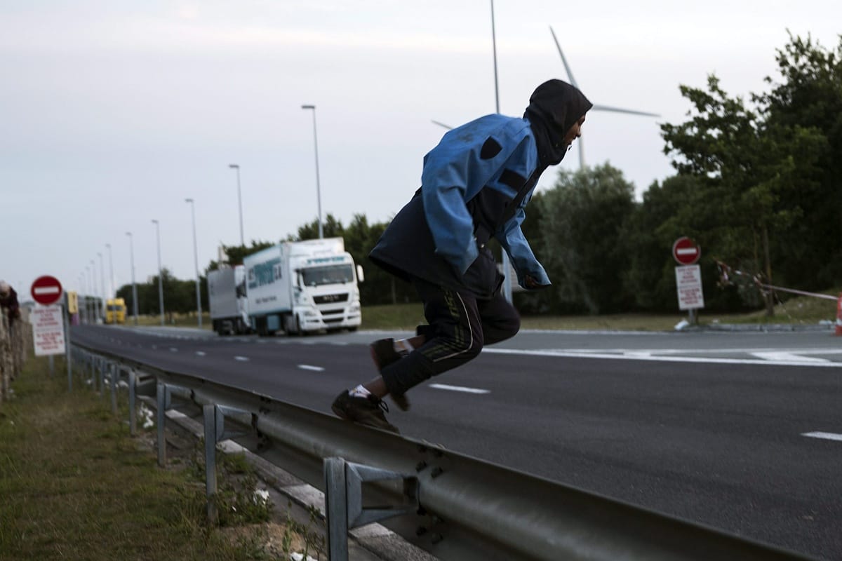 Épül már a migránsfogó fal Calais-nál