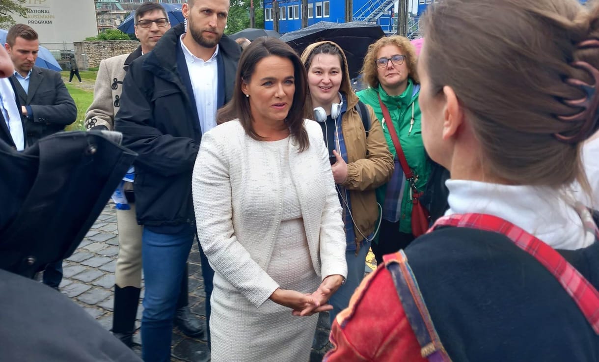 A Sándor-palotában nyílt nap volt, Novák Katalin pedig kiment vitázni a státusztörvény miatt tüntető tanárokkal és diákokkal