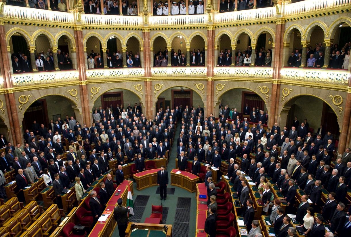 Parlament: a fidelitasos megfélemlítésre simicskázás a kormány válasza
