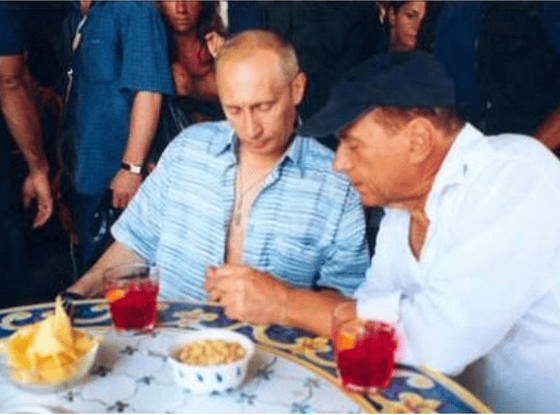 Berlusconi kutyussal és Putyinnal hódítja meg az Instagramot