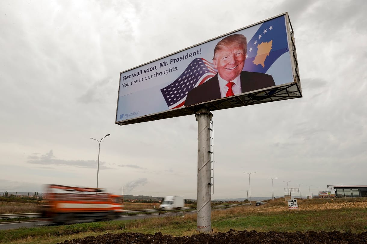 Óriásplakáton üzenik Trumpnak Koszovóból: gyógyuljon meg mielőbb