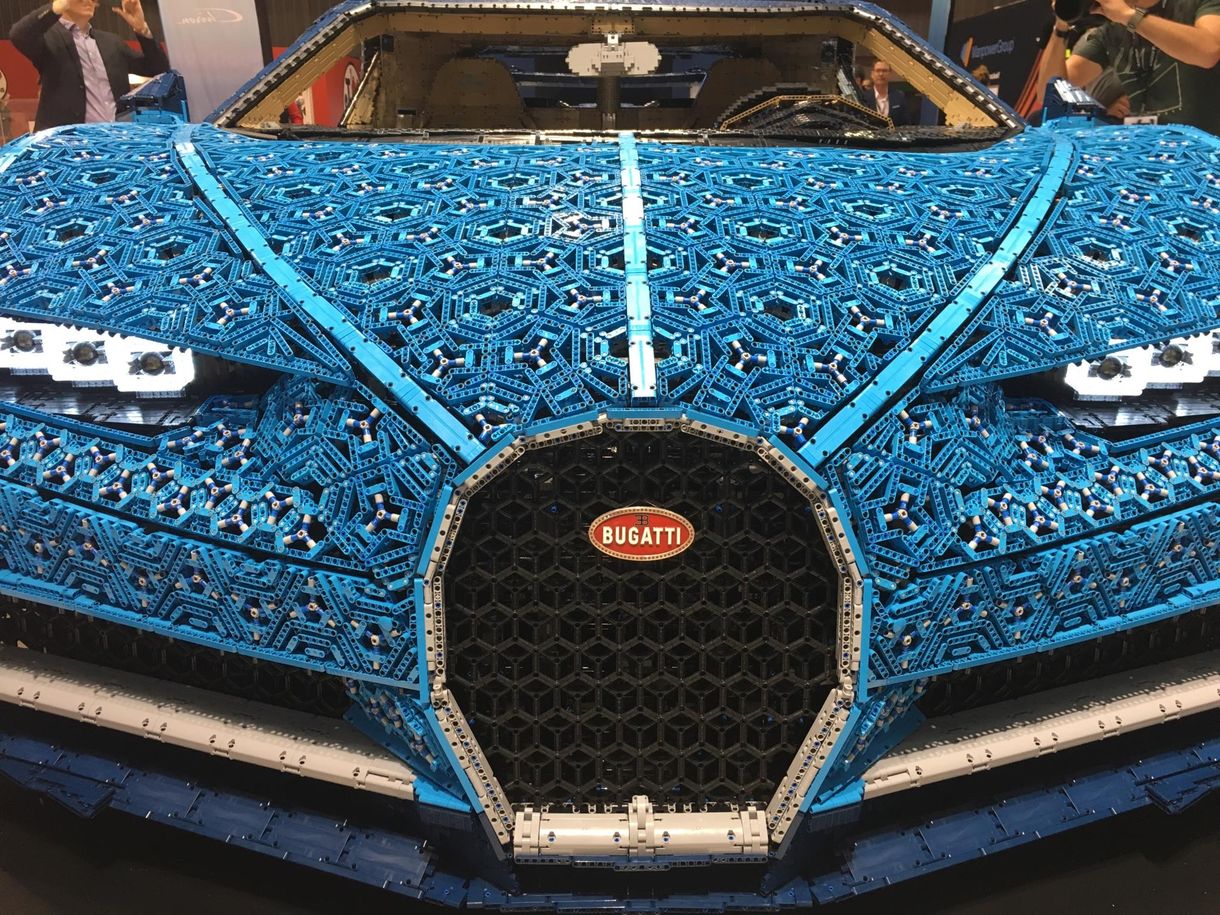 Hihetetlen látvány a Legóból épített Bugatti Chiron a valódi autók közt