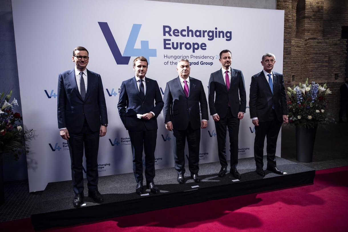 Orbán, Macron és a V4: „Alaposan, kimerítően és szenvedélyesen” tárgyaltak a jogállamiságról