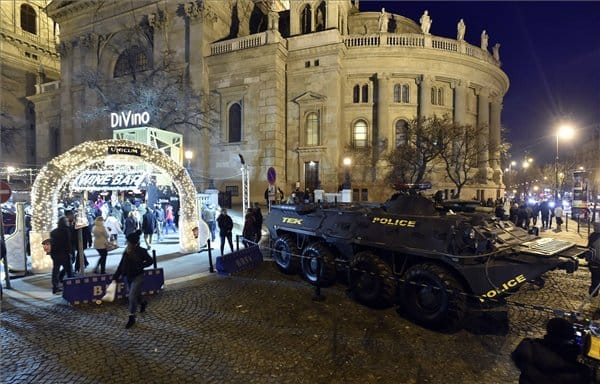 Körbeszalagozott harci járművel és fegyveres kommandósokkal őrzi a TEK a karácsonyi vásárt - fotók