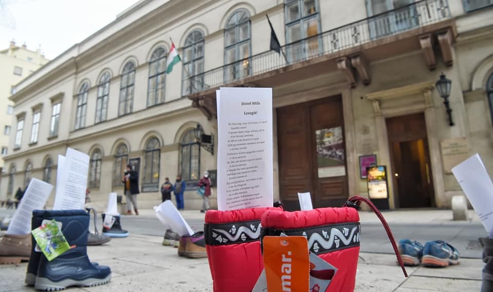 Demeter Szilárd ellen tiltakoztak a Petőfi Irodalmi Múzeum előtt