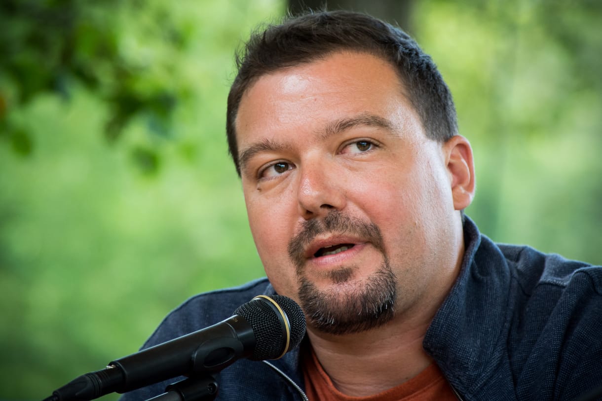 Feljelentette a Pesti Srácok főszerkesztőjét a pedofíliával vádolt újságíró