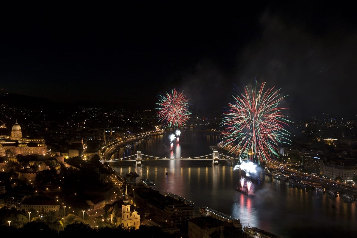 Ünnepi tűzijáték Budapesten