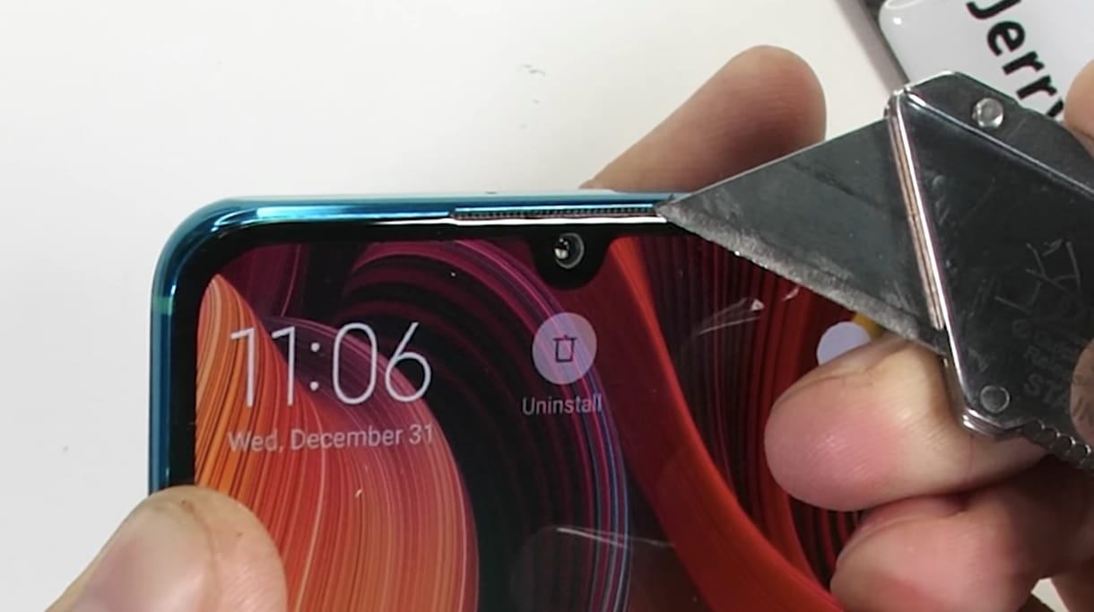 Karcolták, égették, hajlították: Tortúrateszten a Xiaomi Mi Note 10 – videó