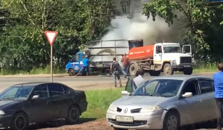 Jókor volt jó helyen a szippantós kocsi – a tartalmával oltottak el egy autót