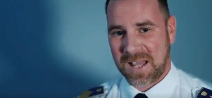 Ez nagyon menő: a rendőrség oldalán Bëlgát szaval a szóvivő, és nem is akármelyik számot