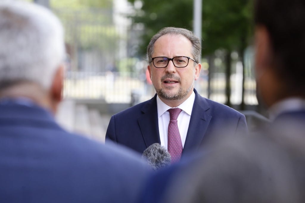 „Feltehetően” ott fertőződött meg az osztrák külügyminiszter, ahol Szijjártó Péter is járt
