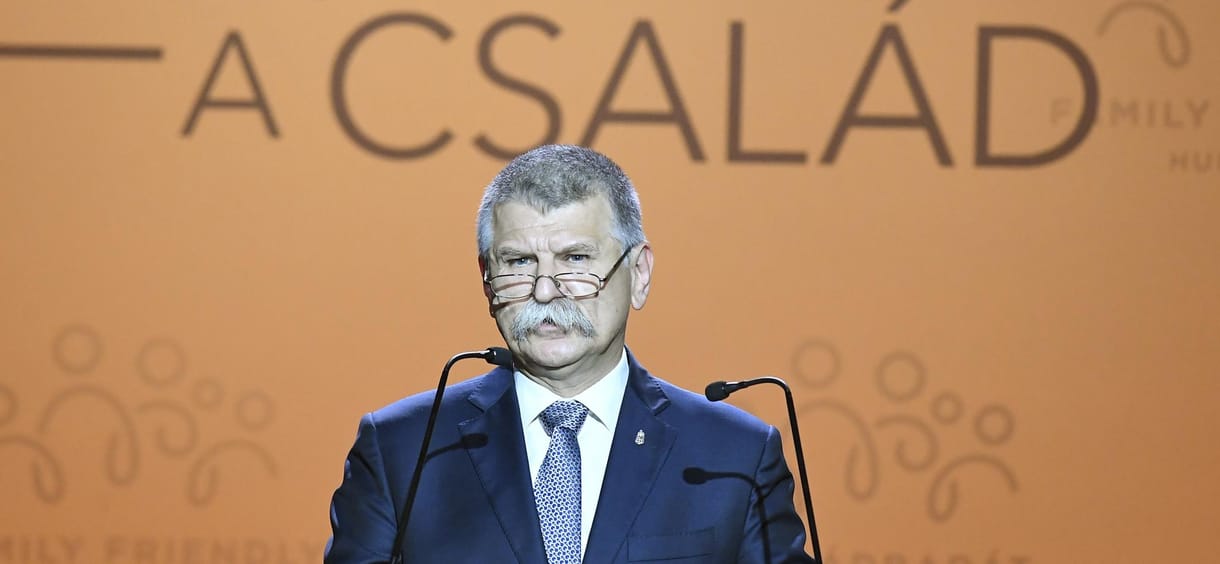 Vége a spontán Orbán-interjúknak, Kövér szinte eltiltotta a sajtót a politikusoktól
