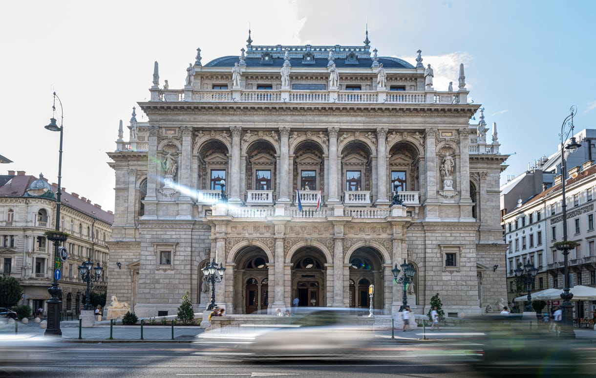 Az Opera új menüje: Fánk bán és Raguletto – elszabadultak a szójátékok Ókovács Szilveszter büfézése után