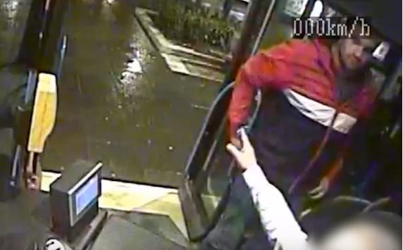 Összebalhézott a buszsofőrrel, keresi a rendőrség - videó