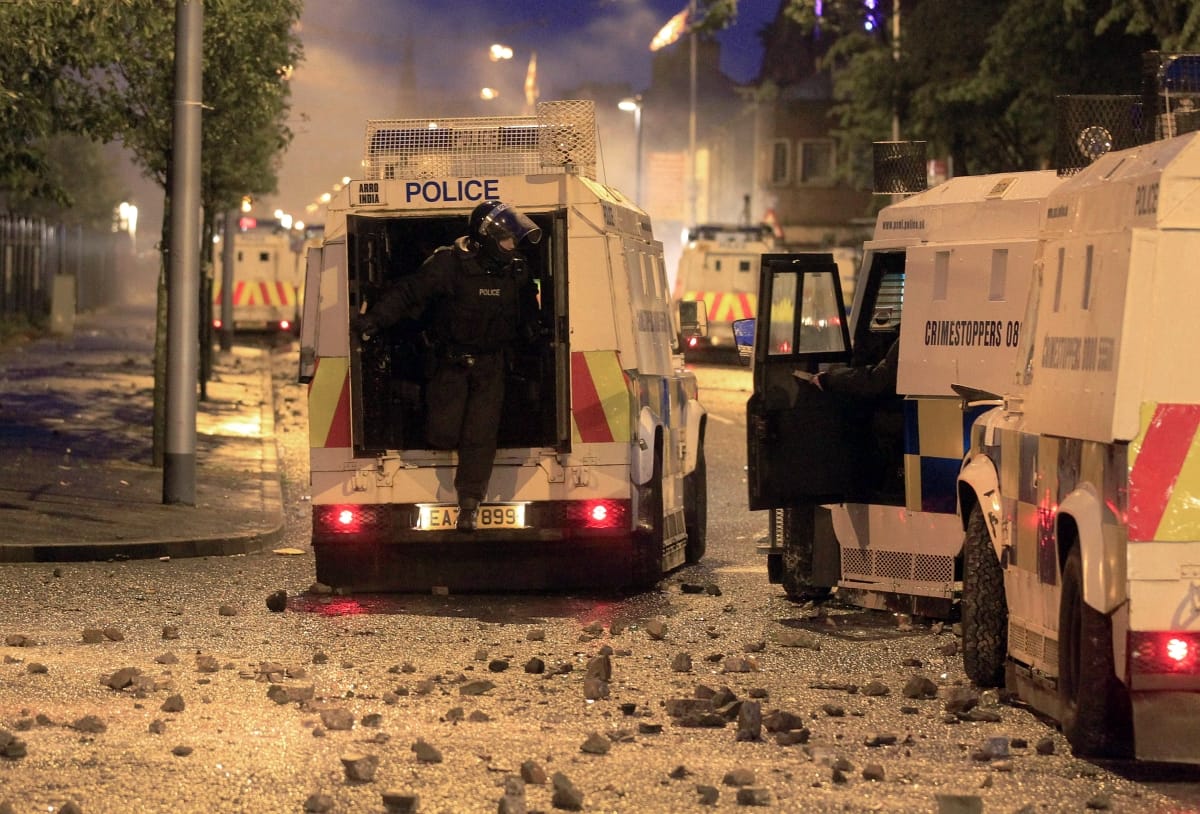 Lövések is dördültek a belfasti utcai harcokban