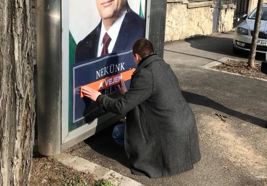 „Nekünk a vejem az első”: fideszes plakátokat „javít” a Momentum