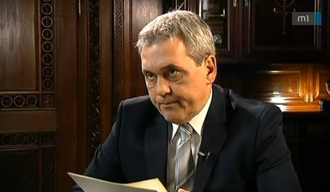 Milliós buktákon át jutott Az Estéig Schmitt tévémacija