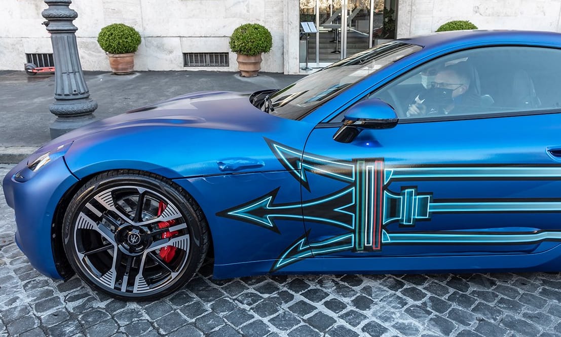 Íme a Maserati első elektromos sportkocsija, a cégvezér már meg is hajtotta