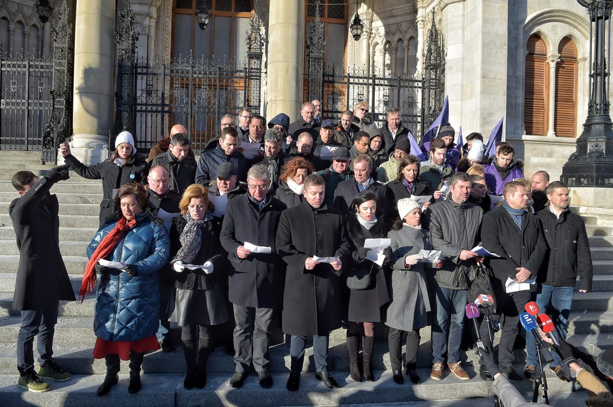Összellenzéki eskü a Parlament előtt, Fekete-Győr a tiltakozások erősödését jelentette be