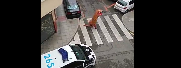 T-Rex jelmezben próbálta kicselezni a kijárási tilalmat egy férfi