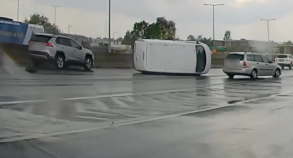 Felborított egy Toyota szabadidő-autó egy furgont az M1–M7 kivezetőn – videó