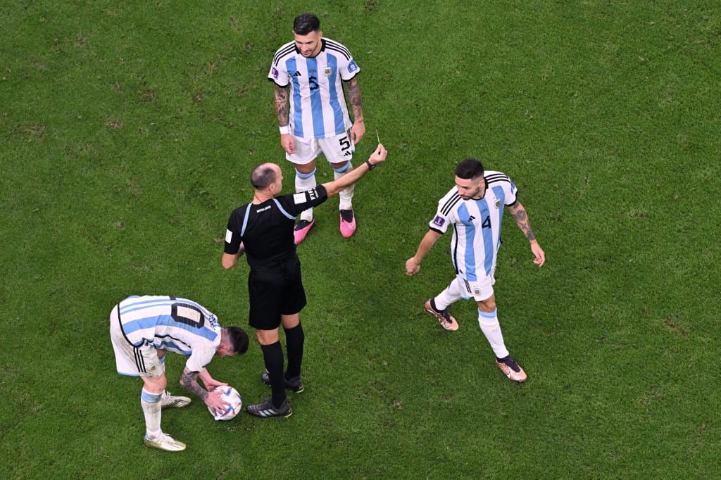 Soha ennyi sárga lapot nem osztottak még ki vébén, mint a holland-argentin meccsen