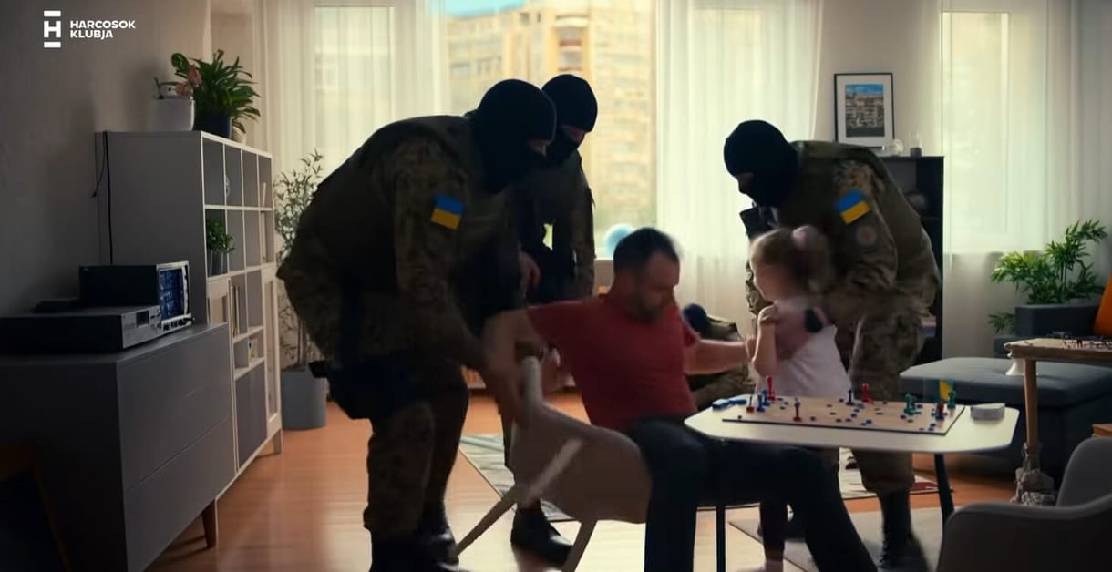 Mesterséges intelligencia által generált videót terjeszt a Harcosok Klubja arról, hogy ukrán katonák egy apát rángatnak el a családja mellől, majd halálra verik