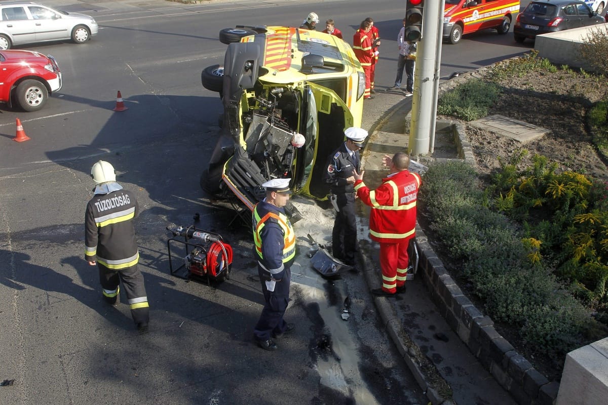 Karambolozott egy mentőautó Budapesten
