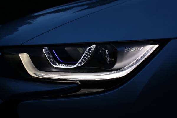 A világon elsőként kap lézer fényszórót a BMW i8